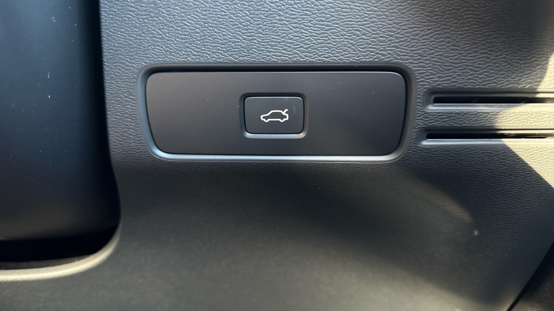 Volvo XC40 2.0 B3P Plus Dark 5dr Auto Petrol Estate